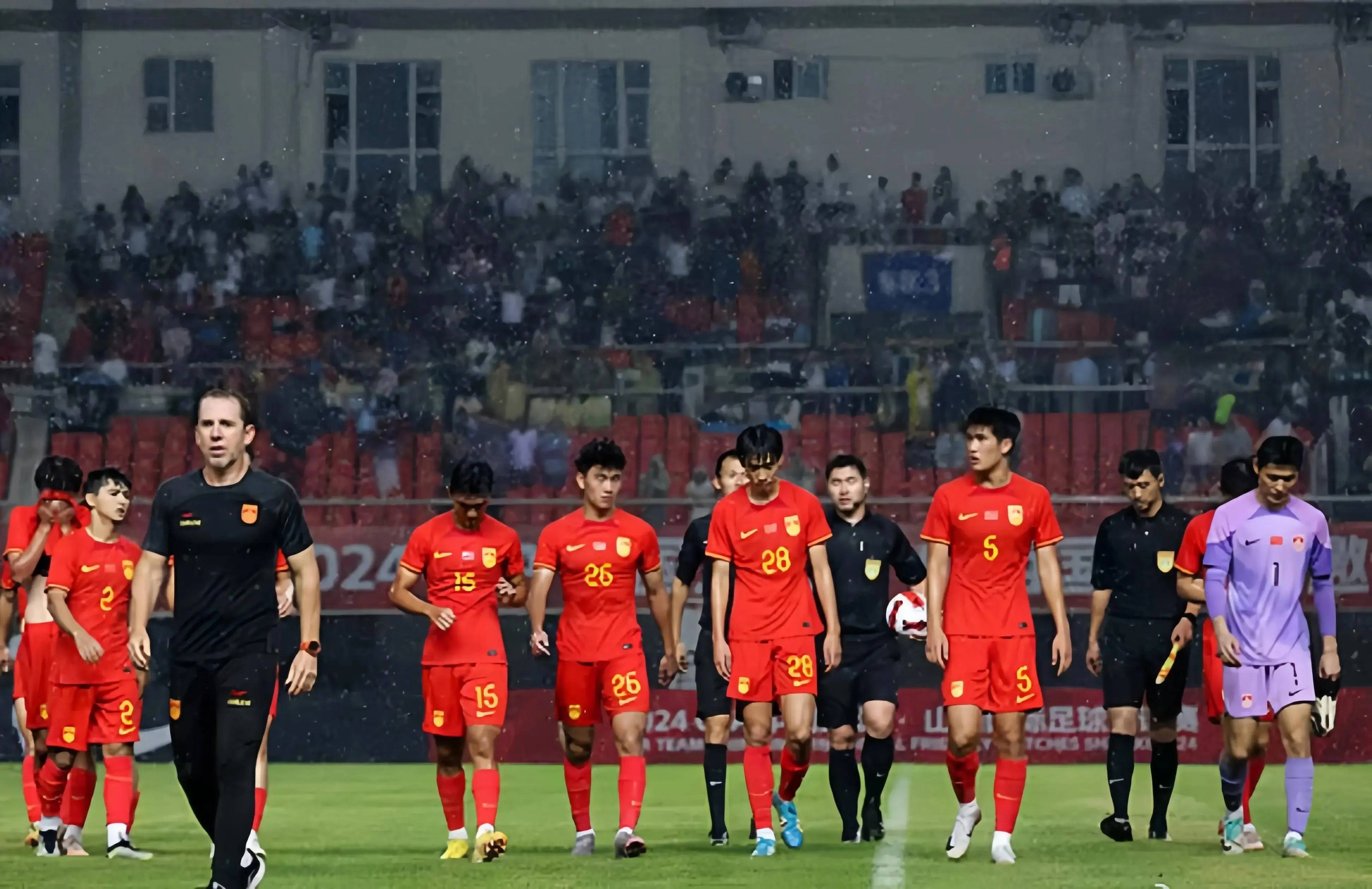 球队筹备新一轮比赛，备战艰苦迎接挑战