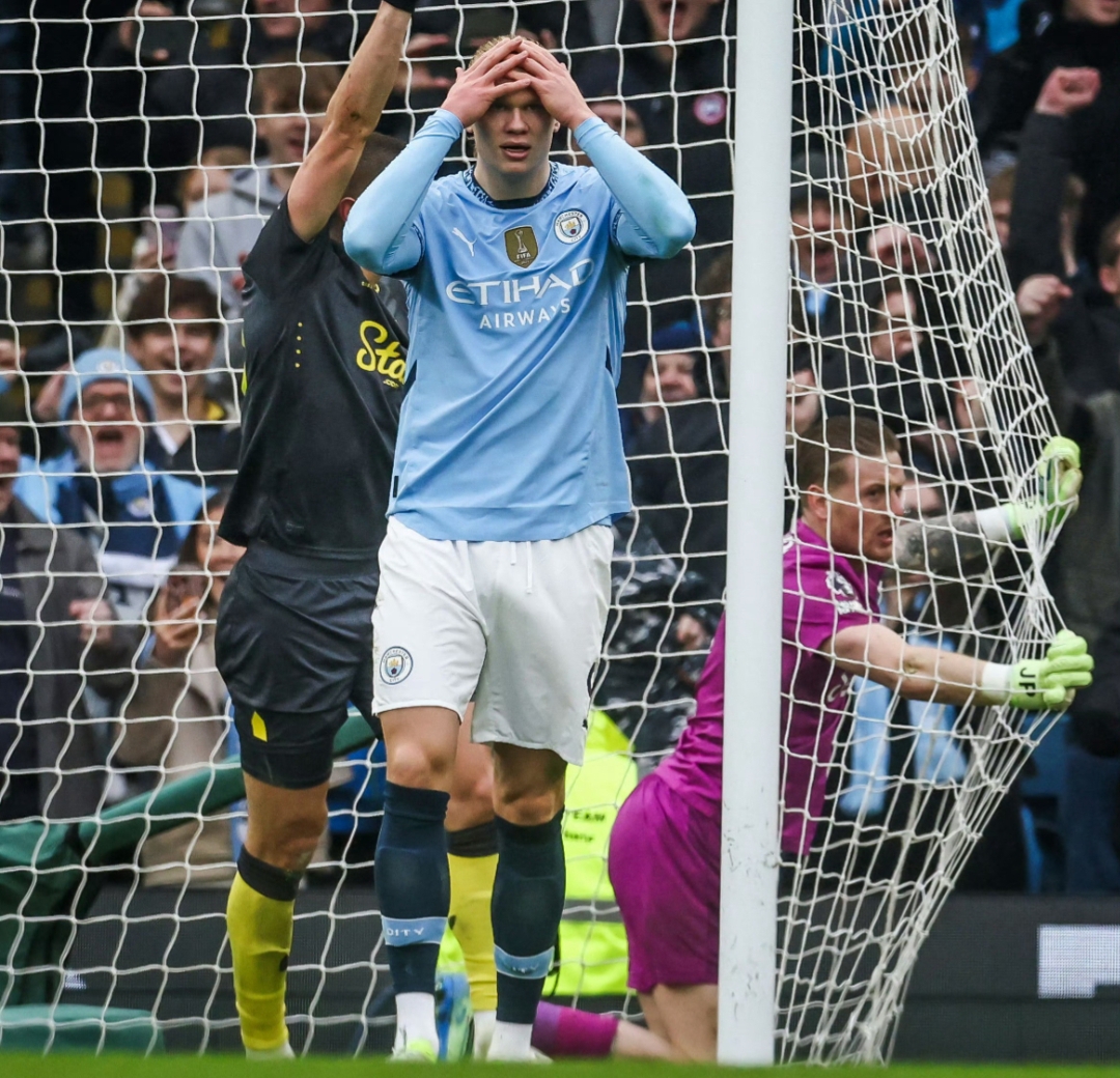 多特蒙德重伤倒地，曼城全队围拢祈祷，场面感人的简单介绍