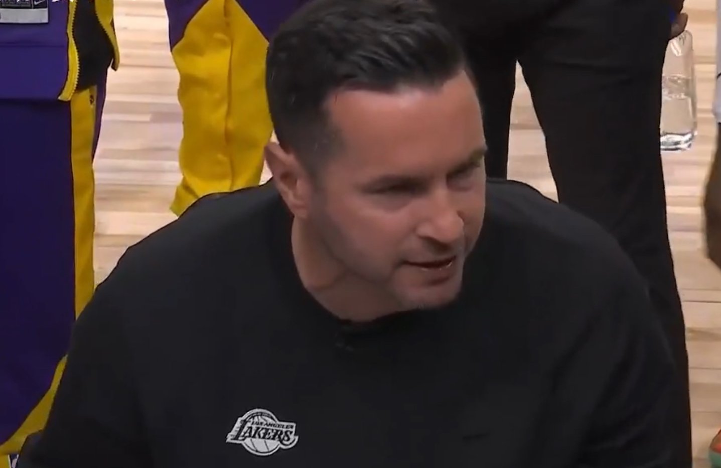 詹姆斯爆冷击败塞尔维亚队，败北引爆全场！的简单介绍